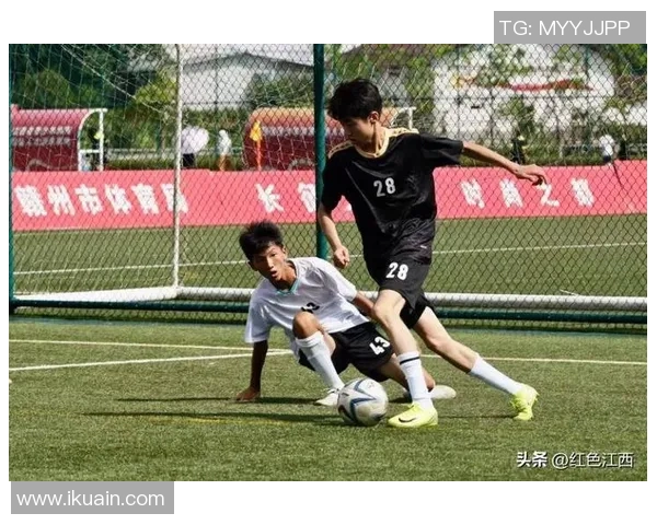 模仿足球巨星单挑技艺展现个人魅力激发团队竞技激情 模仿足球巨星单挑技艺展现个人魅力激发团队竞技激情