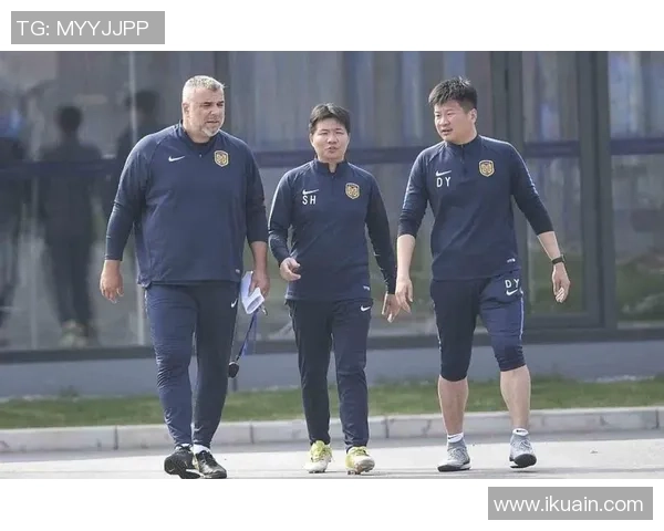 哪位世界级足球球星近期现身北京引发球迷热议与广泛关注 哪位世界级足球球星近期现身北京引发球迷热议与广泛关注