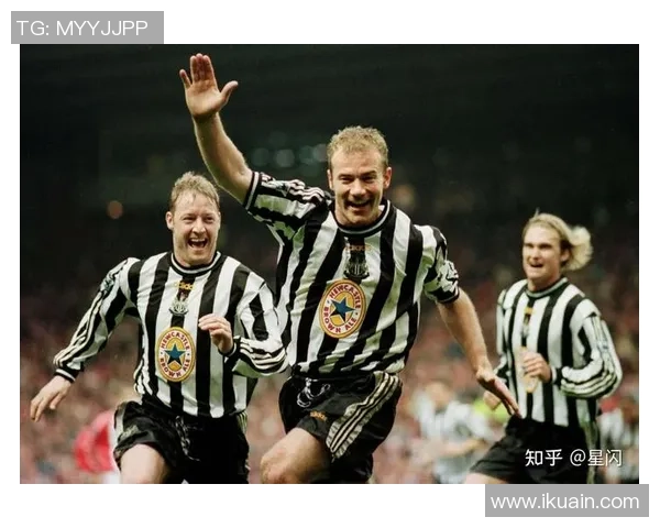 狂热球迷冲入足球场与球星热情拥抱瞬间定格成美好回忆